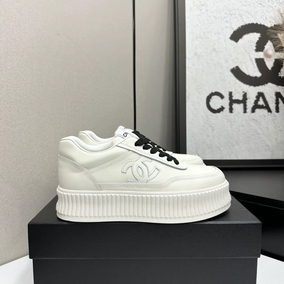 👟👟Ex-factory price 560👟👟Chanel Panda Shoes! 2025 counter's top casual sports shoes. This classic design; the upper is electro-embroidered with a variety of techniques; the outsole is fashionable and sporty; the unusual inclusion of a variety of color matching elements... The diversified mix and match is very good-looking and versatile, and can be used for leisure, fashion, sports, and outdoor... ꫛꫀꪝ Go➫ Materials: ❶Upper made of: original imported first-layer silk cowhide + original waterproof cloth + original first-layer cowhide ❷Inner lining: Breathable mesh ❸ Outsole based on: original TPU combination outsole, full set of boutique packaging for women 35–41